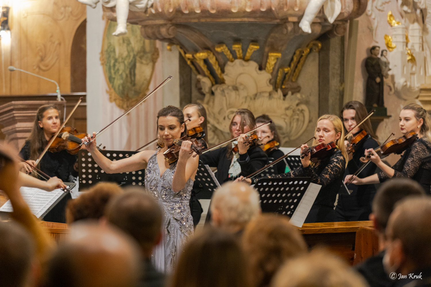 Anna Kozłowska jako solista podczas wykonania „Czterech pór roku” Antoniego Vivaldiego wraz z Orkiestra Kameralną UP w Krakowie